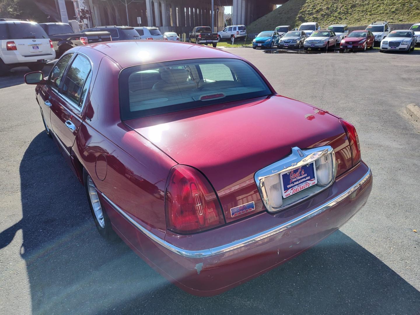 2001 Red Lincoln Town Car (1LNHM81W51Y) , located at 5700 Curlew Drive, Norfolk, VA, 23502, (757) 455-6330, 36.841885, -76.209412 - Photo#10